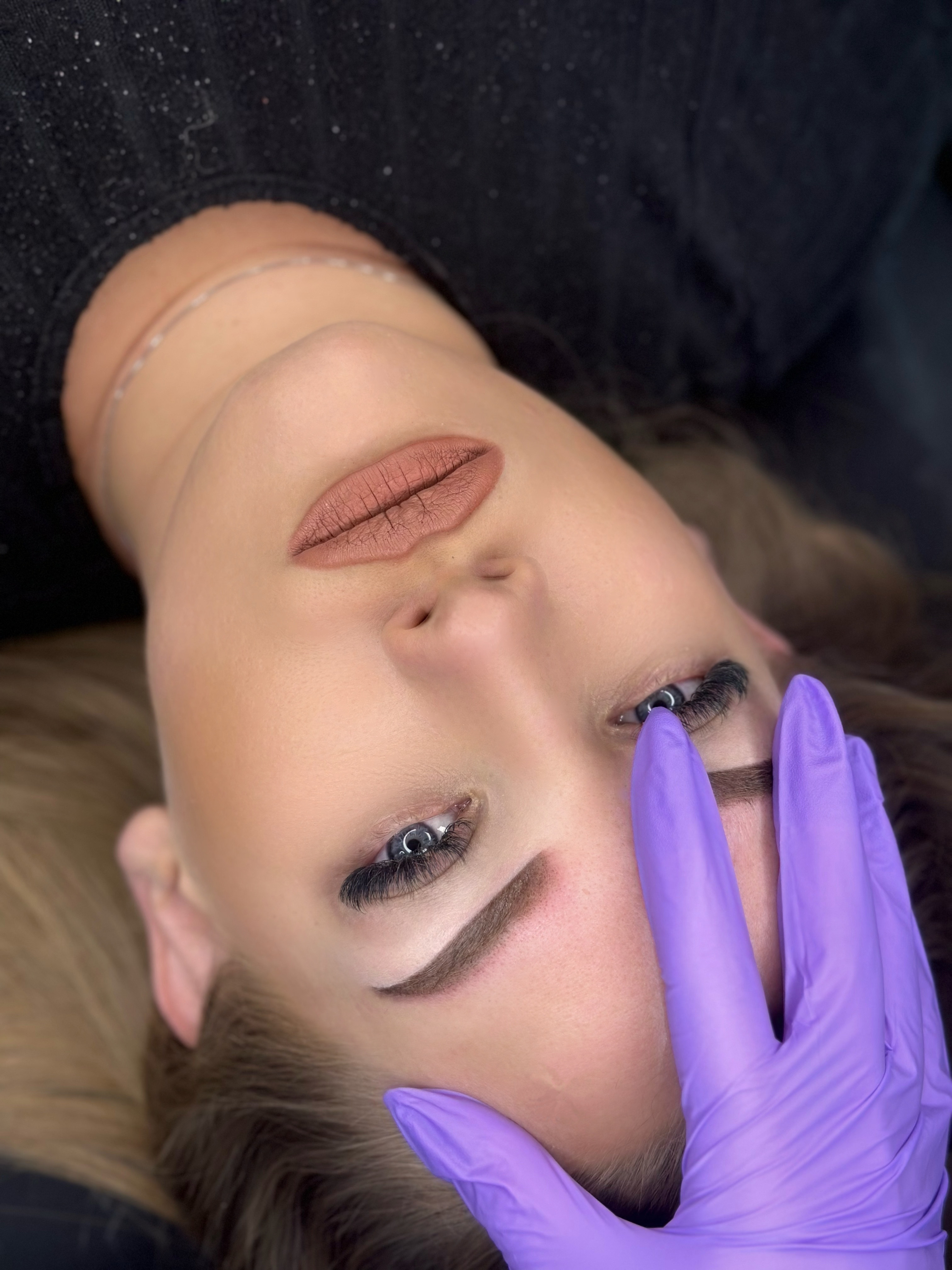 oblikovanje-obrva-i-nadogradnja-trepavica-beauty-salon