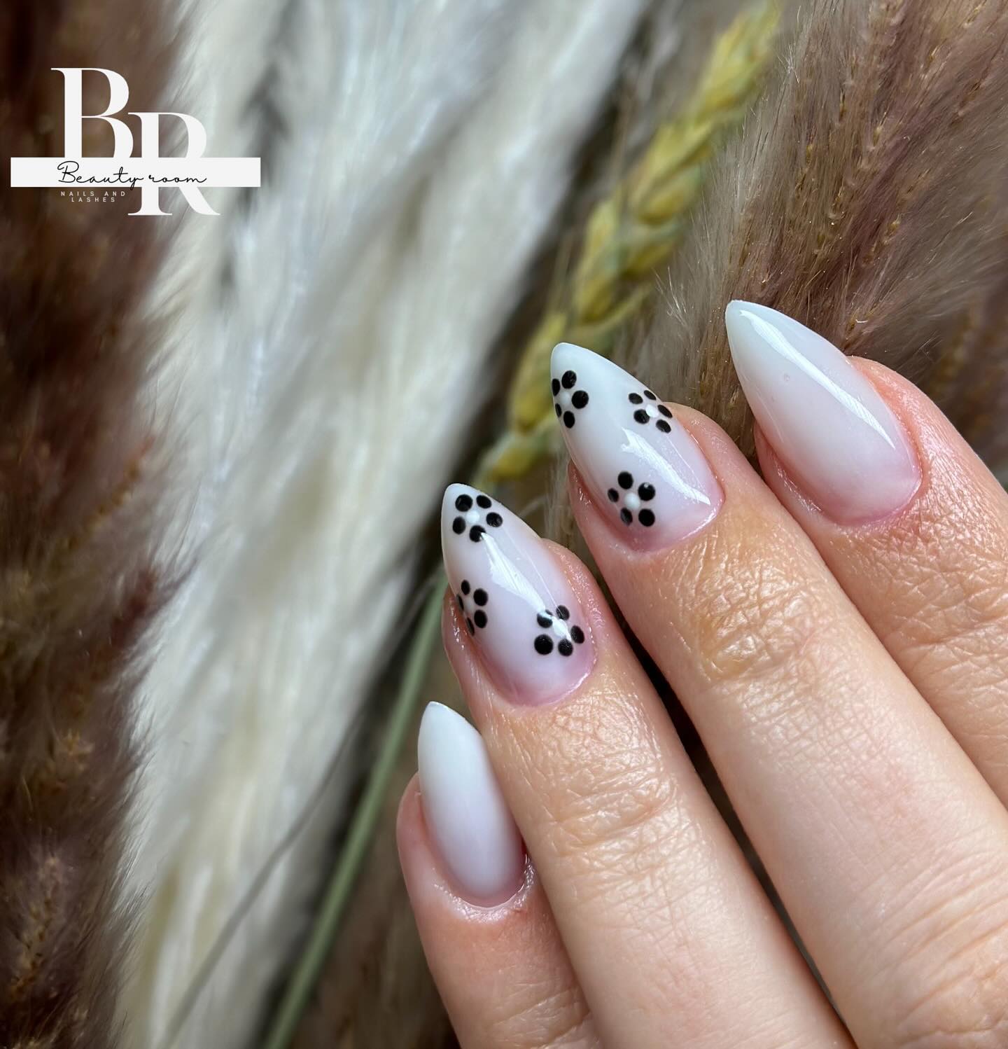 bijeli-gradient-nokti-s-crnom-tockom-manikura-salon