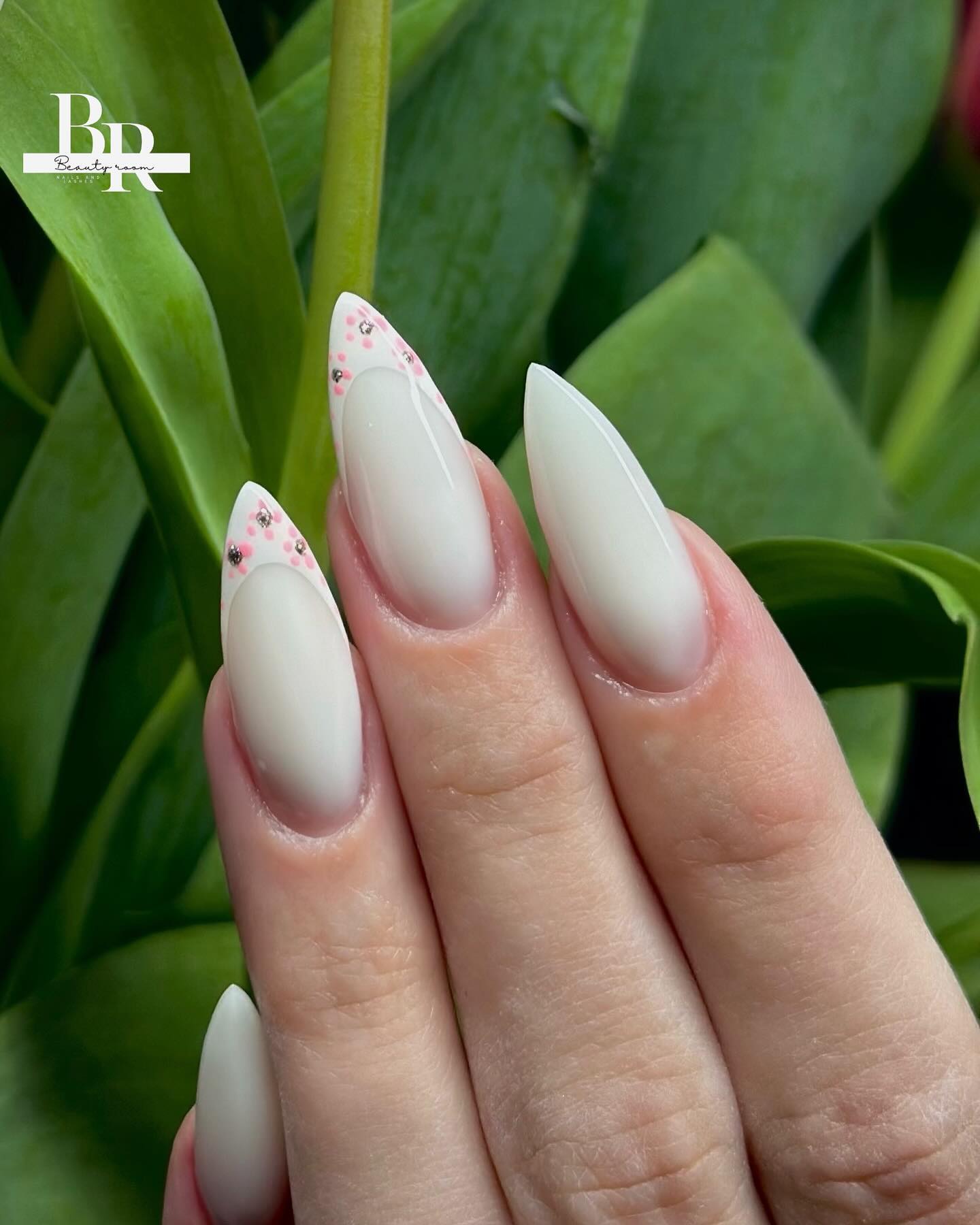 sjajni-nokti-s-ruzicastim-cvjetnim-detaljima-manikura-salon
