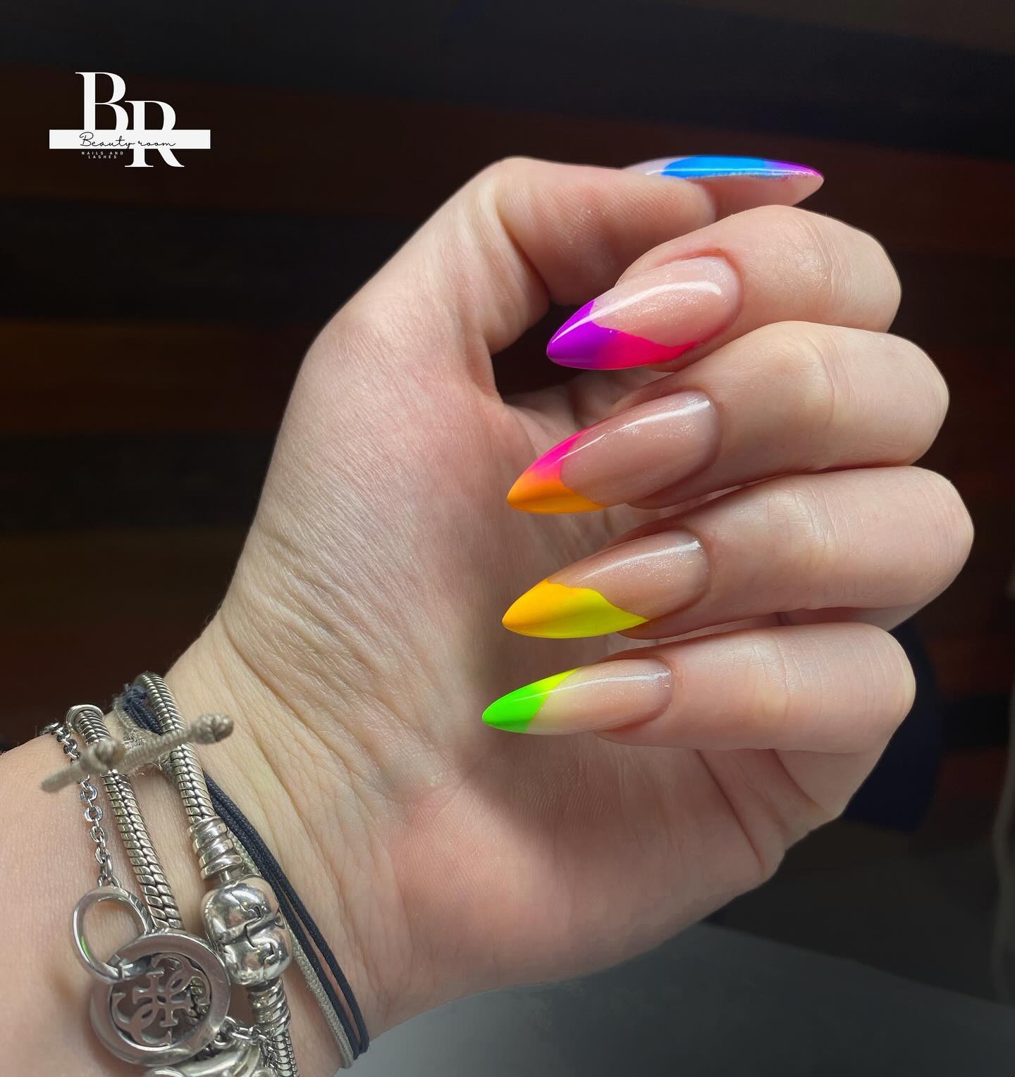 visebojni-gradient-nokti-s-vrhovima-neon-boja-manikura-salon